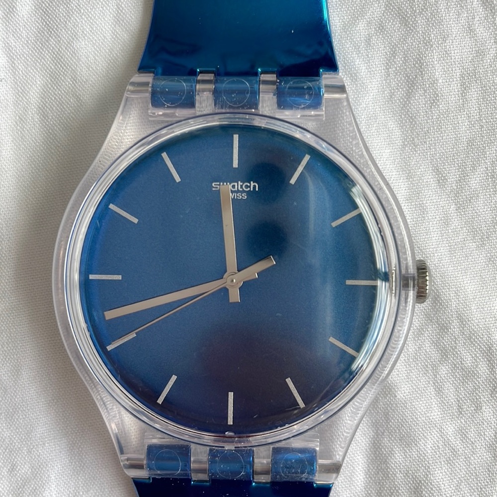 Swatch. Shiny blue strap.